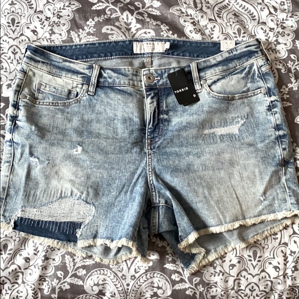 Torrid mid rise distressed denim short size 18